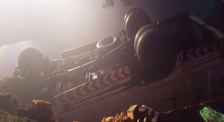 নিয়ন্ত্রণ হারিয়ে ট্রাক খালে, একই পরিবারের ১৪ জনের মৃত্যু