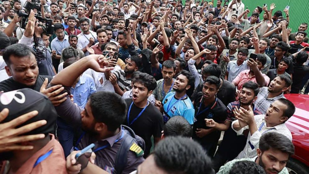 দুর্ঘটনার প্রতিবাদে উত্তাল মাইলস্টোন, উপদেষ্টাদের ঘিরে ধরল শিক্ষার্থীরা