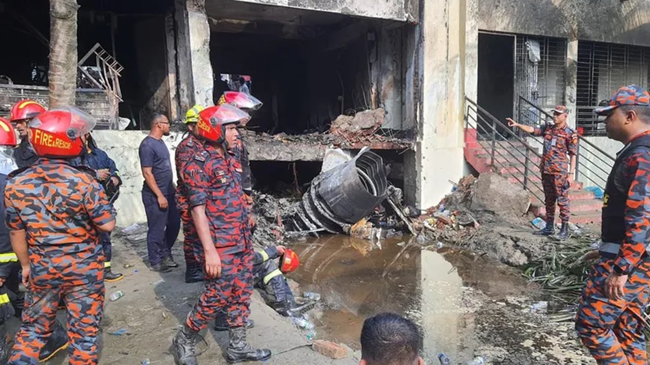 উত্তরায় প্রশিক্ষণ বিমান দুর্ঘটনায় মৃতের সংখ্যা বেড়ে ৩২, আহত ১৬৫