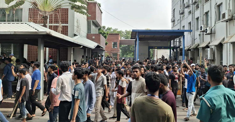 এবার সচিবালয়ের ভেতরে ঢুকে পড়লো আন্দোলনরত শিক্ষার্থীরা
