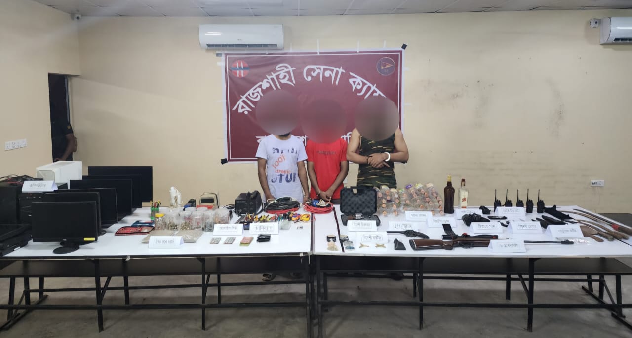 রাজশাহীতে সেনাবাহিনীর অভিযানে বিপুল পরিমাণ অস্ত্র-বিস্ফোরক উদ্ধার, আটক ৩