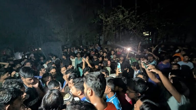 চট্টগ্রাম বিশ্ববিদ্যালয়ে শিক্ষার্থী-এলাকাবাসীর সংঘর্ষ, আহত অর্ধশতাধিক