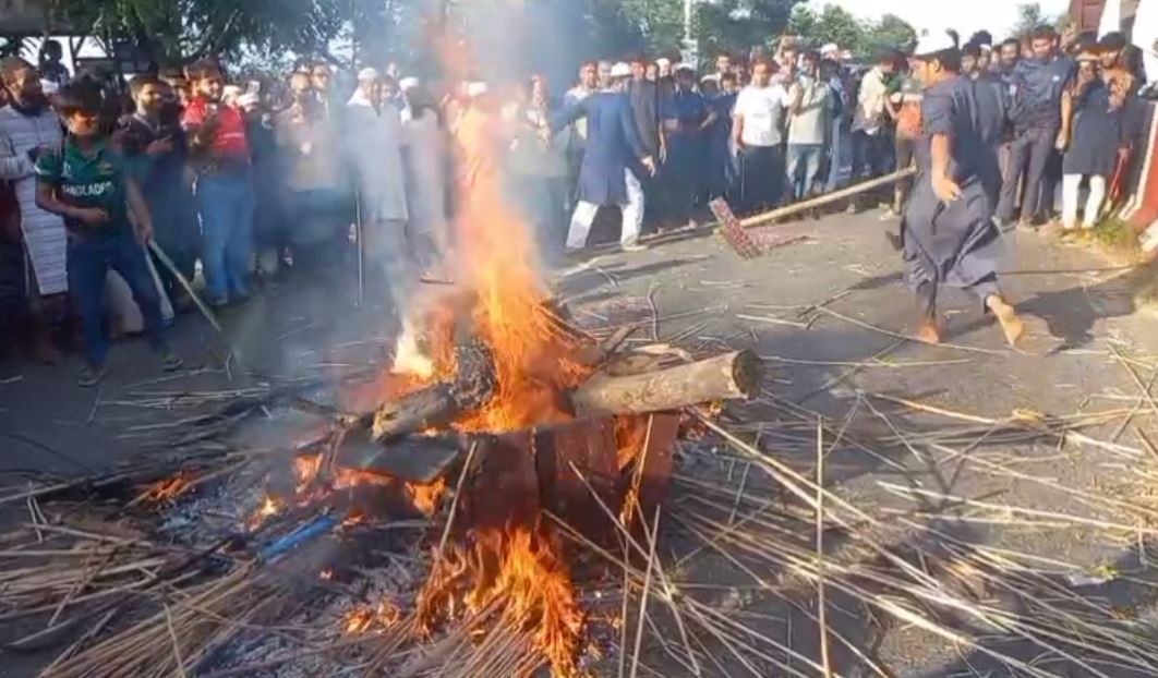 রাজবাড়ীতে ইমাম মাহদী দাবি করা ব্যক্তির লাশ পুড়িয়ে দিল জনতা,  সংঘর্ষে নিহত ১, আহত শতাধিক