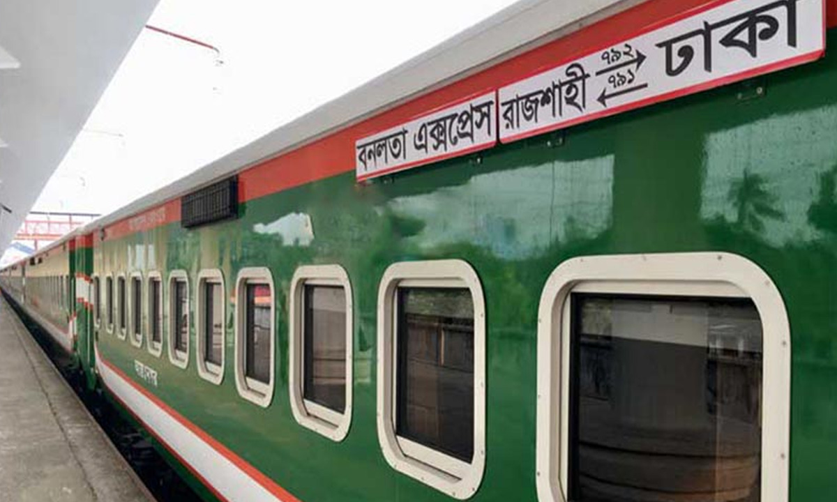 বনলতা এক্সপ্রেস ট্রেন থেকে বিপুল অস্ত্র ও গুলি উদ্ধার